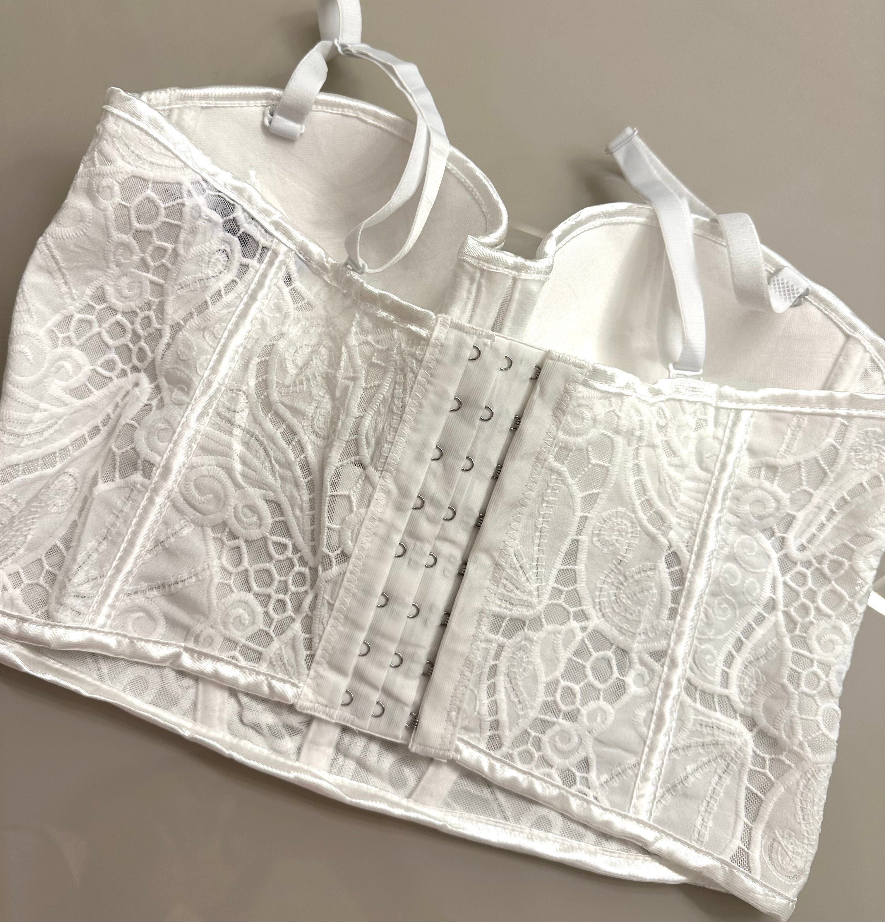 Corselet Rendado com Barbatanas   Elegância e Sensualidade