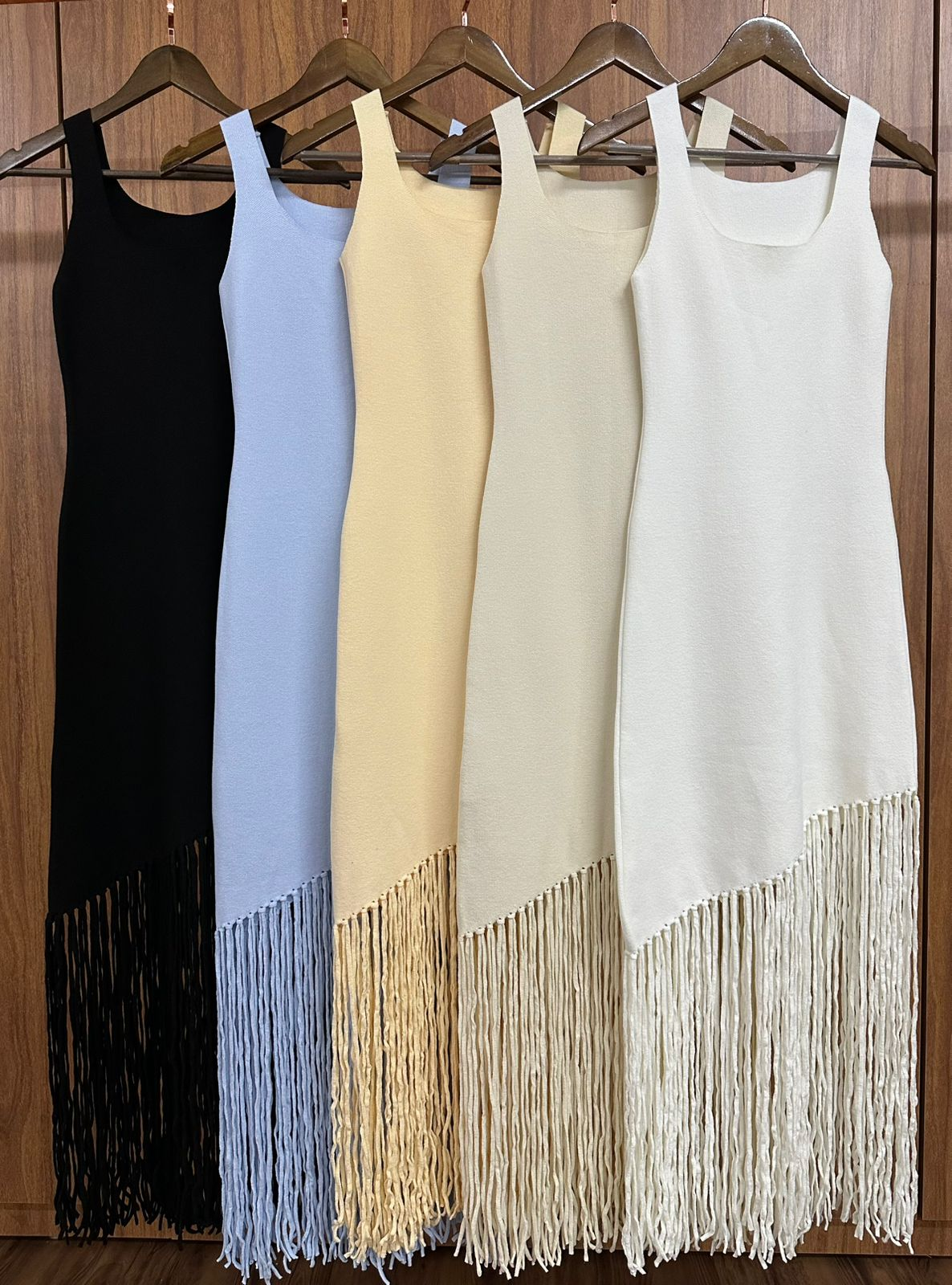 Vestido Tricot com Franjas na Barra   Estilo e Movimento em Cada Detalhe