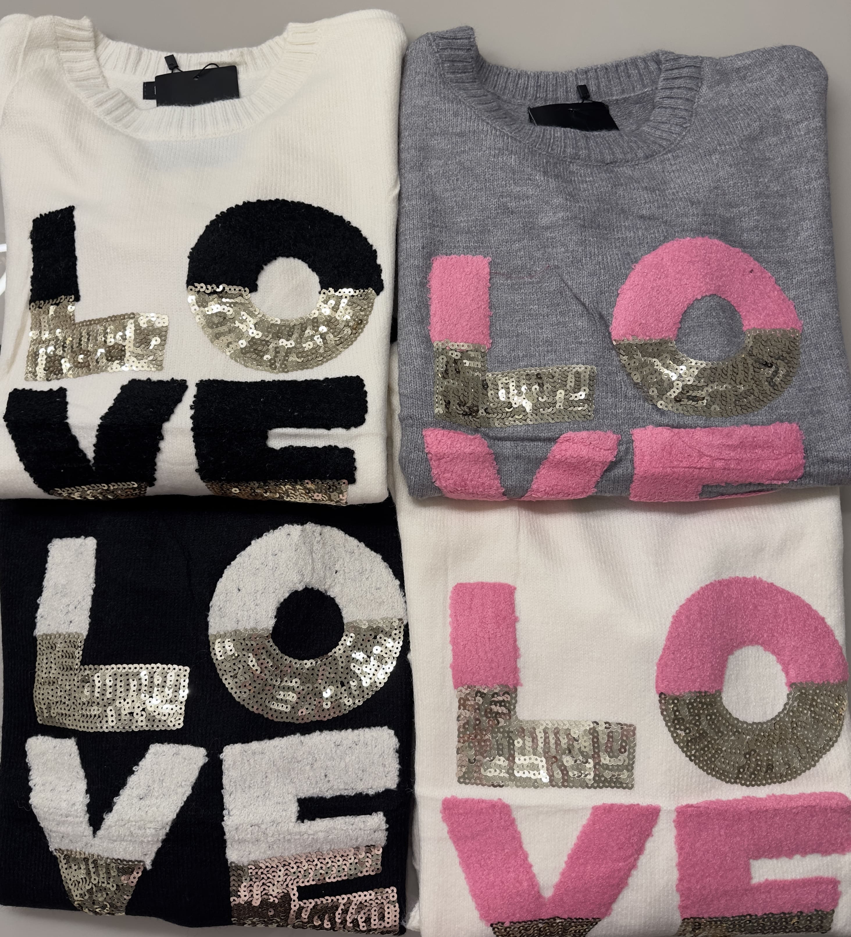 Blusa em Tricot  LOVE  com Lantejoulas
