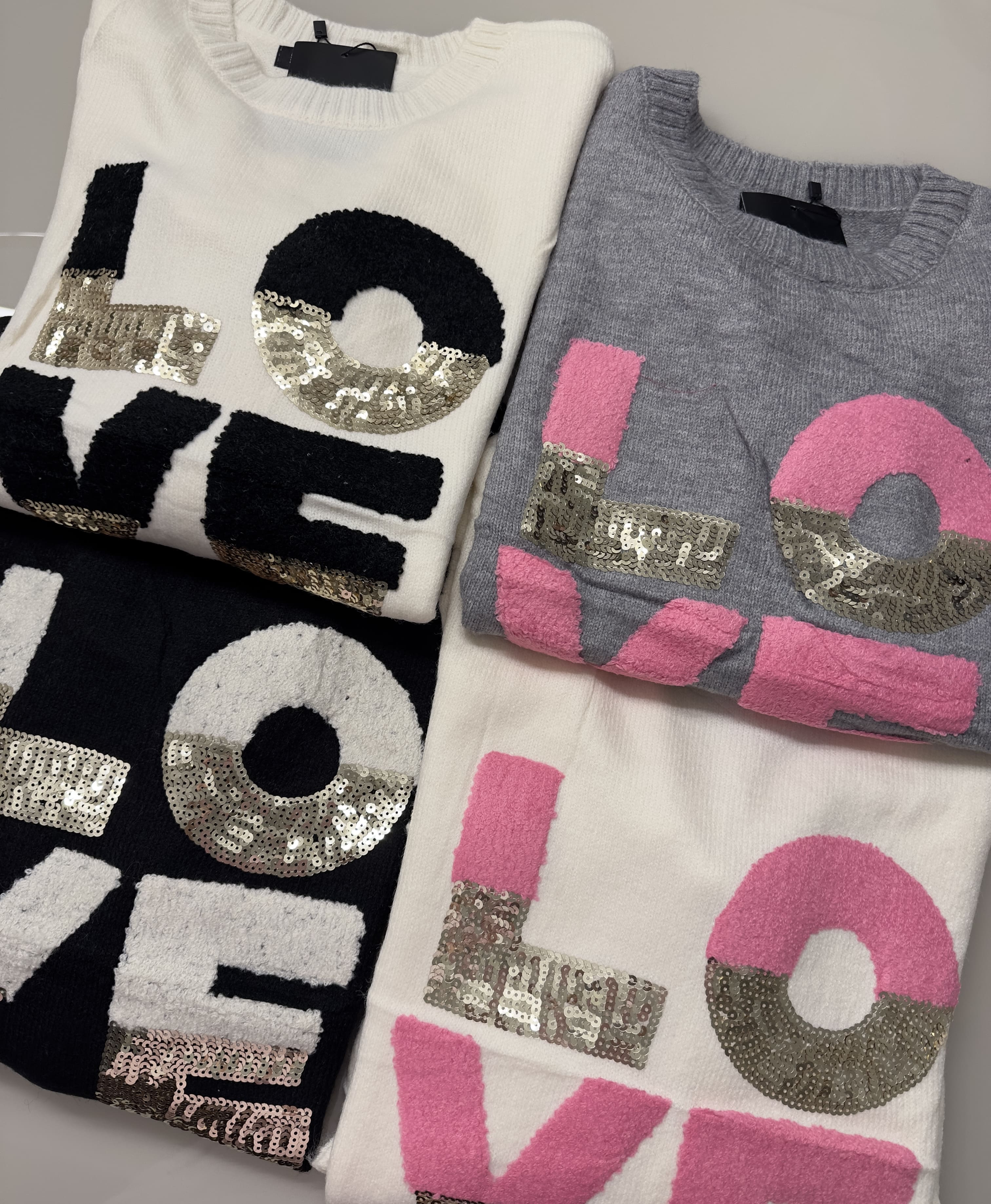 Blusa em Tricot  LOVE  com Lantejoulas