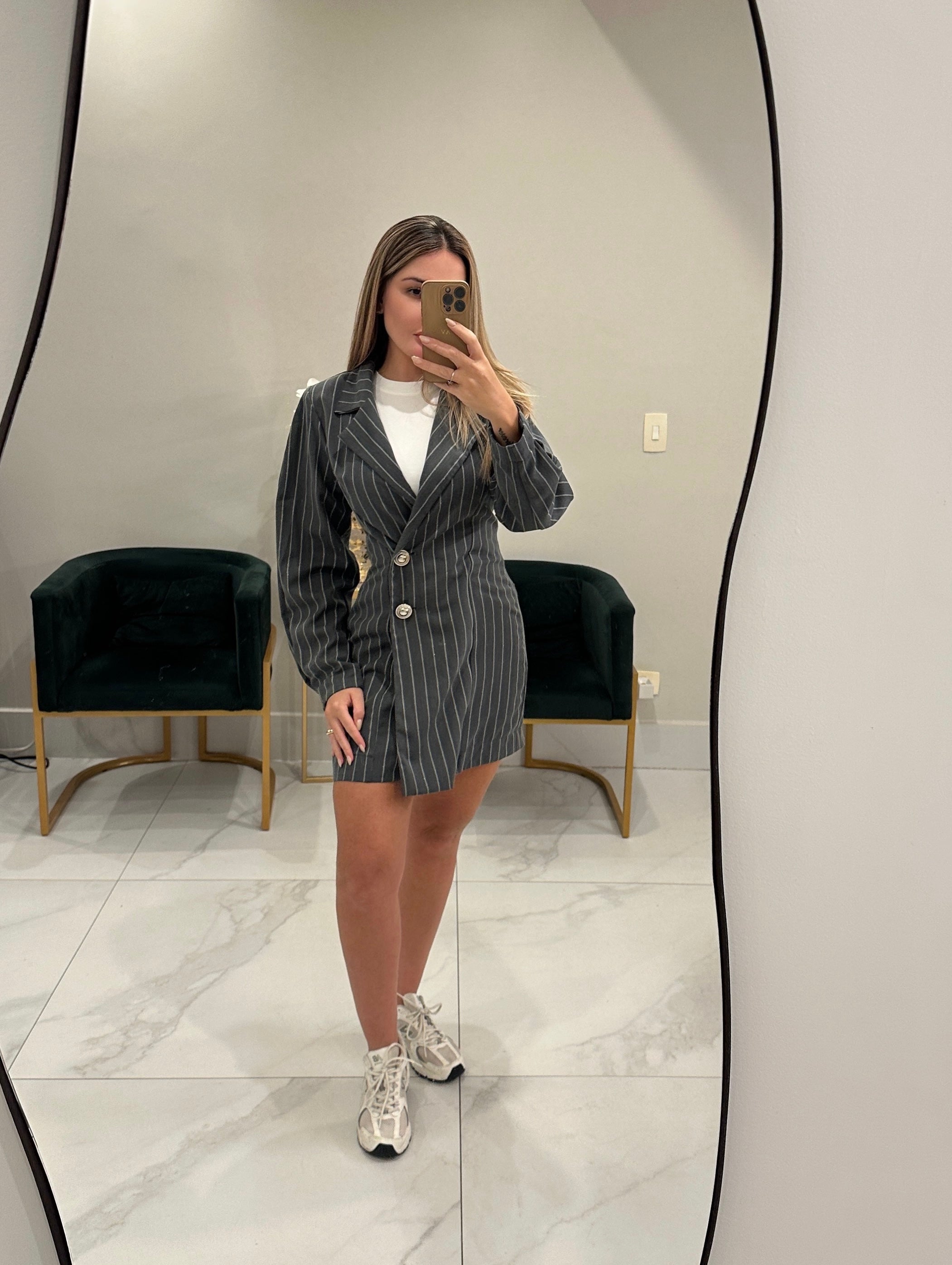 Vestido Listrado em Alfaiataria com Decote V e Botões Metalizados