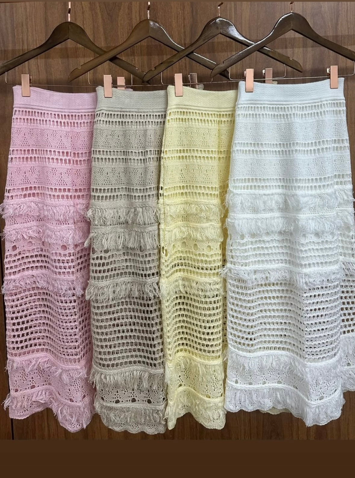Saia Midi em Tricot com Franjas   Movimento e Estilo em Cada Detalhe