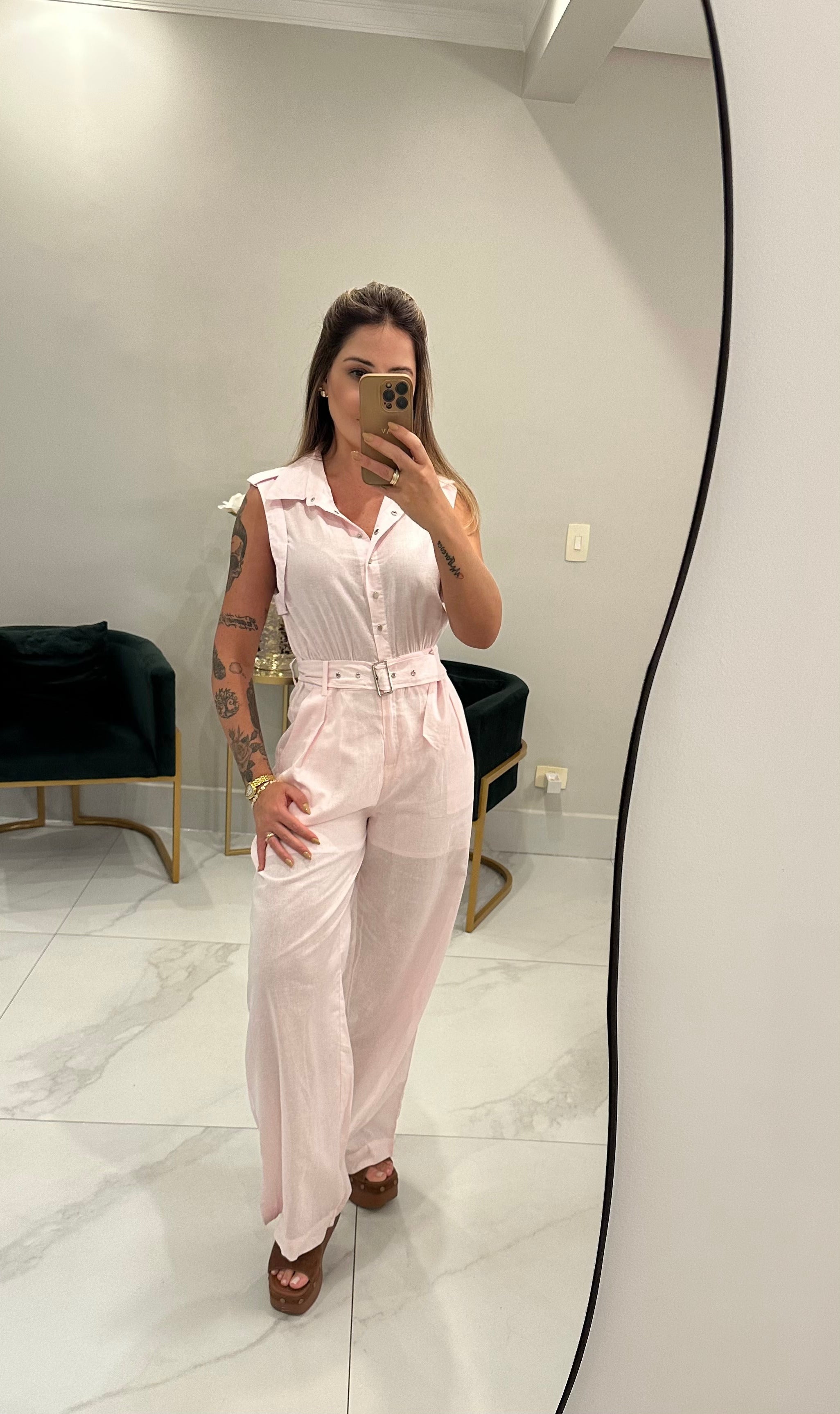 Macacão em Linho com Botões, Cinto e Gola Polo   Elegância e Conforto em Uma Peça Só