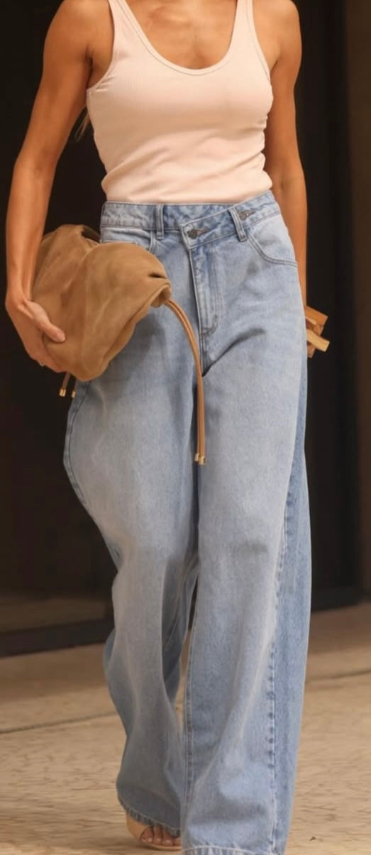 Calça Jeans Wide Leg com Fechamento Transversal