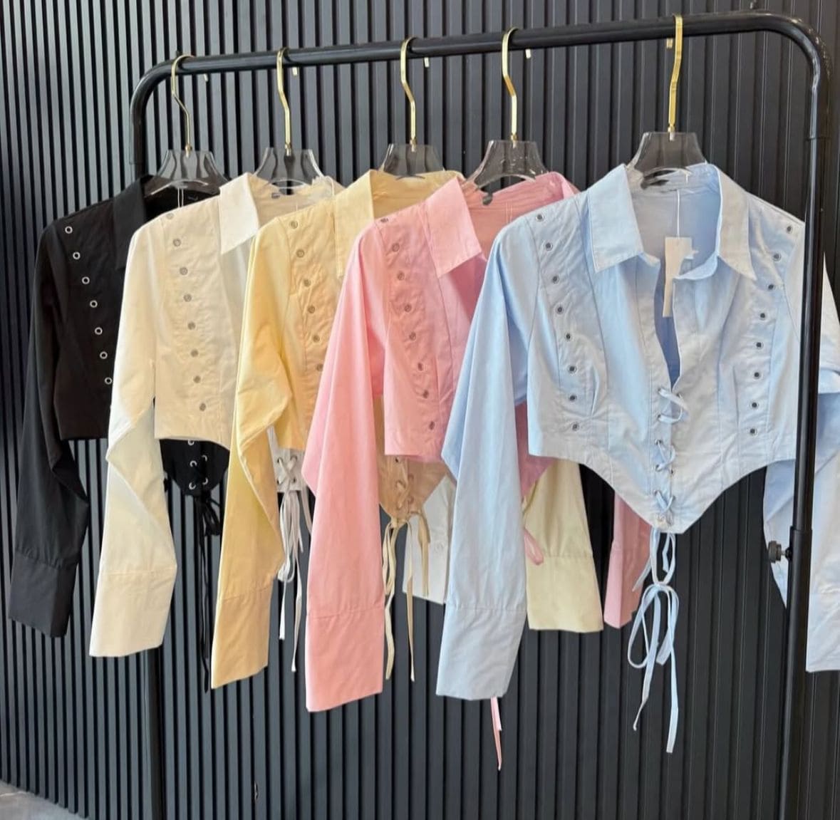 Camisa Cropped com Ilhós